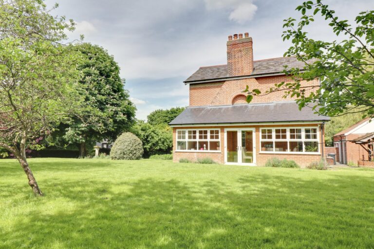 How Estate Agents Can Help First-Time Buyers Navigate the Market