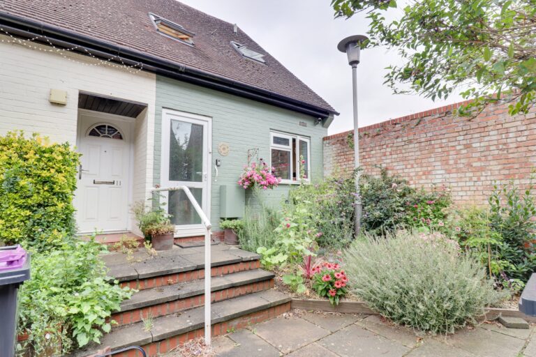 12 The Mews Bullfields, Sawbridgeworth, Herts, CM21 9DQ Image