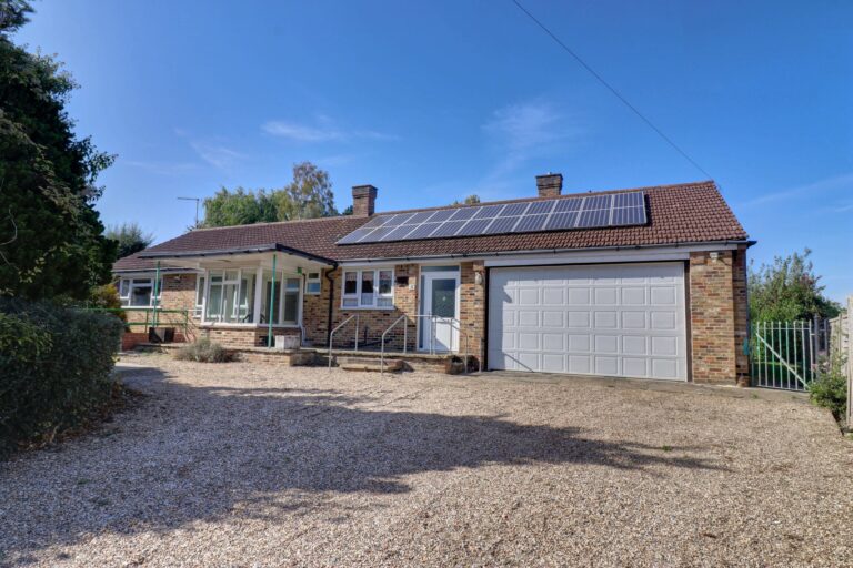 11 Walnut Tree Crescent, Sawbridgeworth, Hertfordshire, CM21 9EB Image