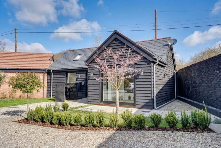 8 Pole Hole Farm Eastwick Road , Gilston, Harlow, Essex, CM20 2RP Image